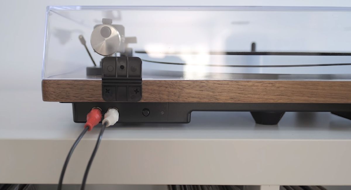 How to Ground a Turntable Without Ground Wire